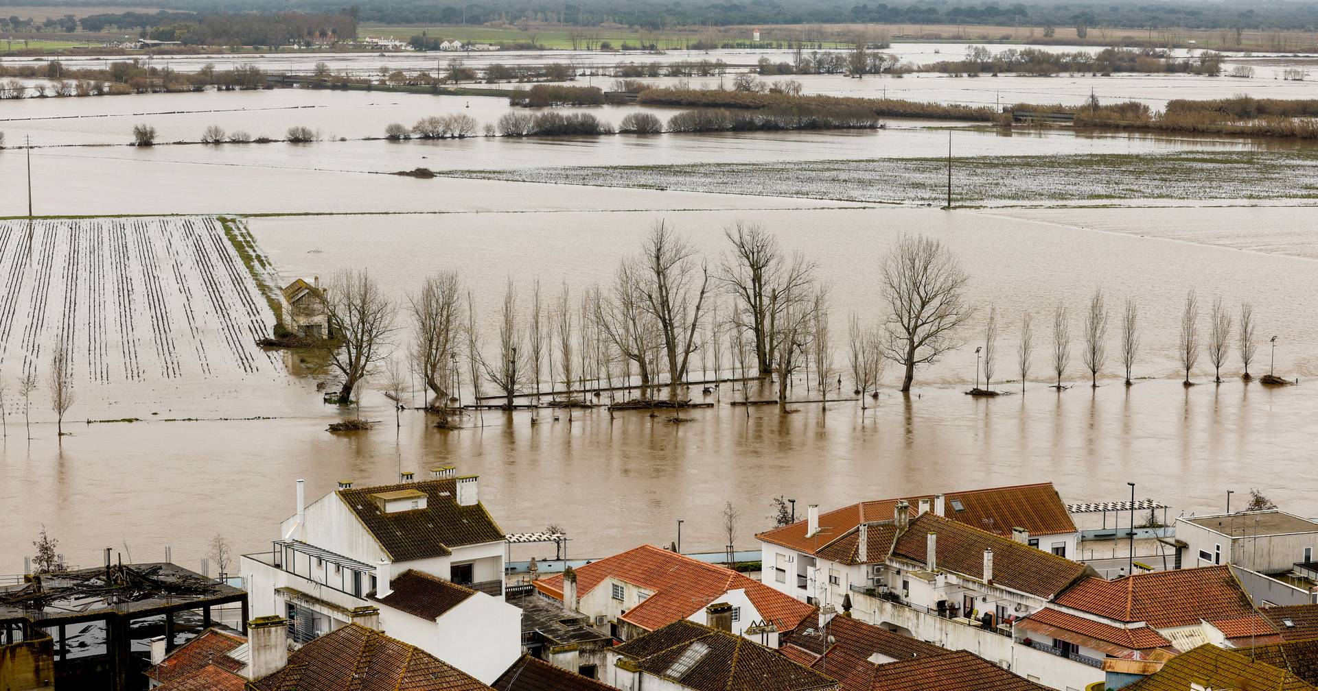 Tempestades e rios atmosféricos marcaram um fevereiro “excecionalmente chuvoso” na Europa Ocidental Tempestades e rios atmosféricos marcaram um fevereiro “excecionalmente chuvoso” na Europa Ocidental