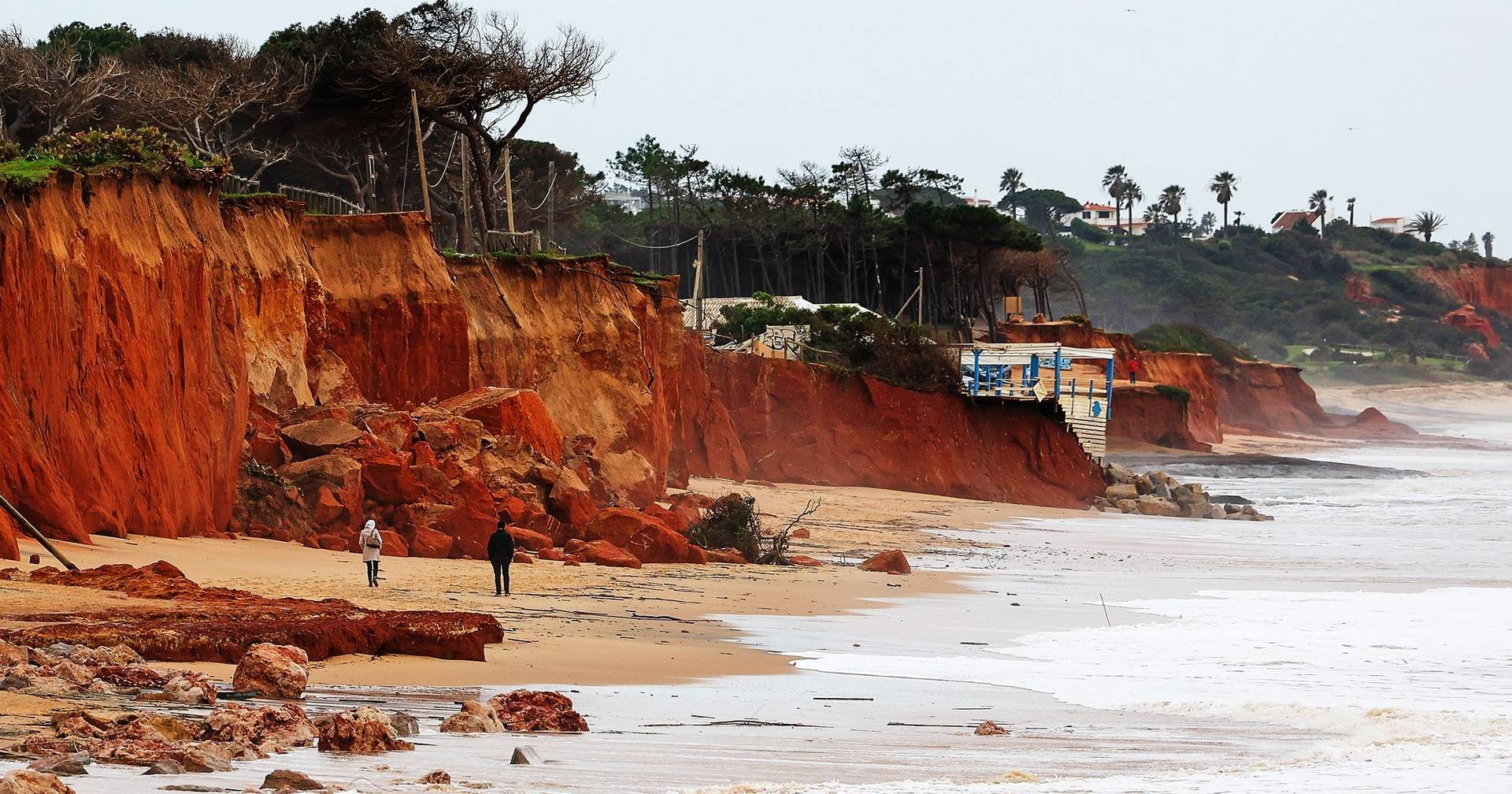 Mau tempo: Trabalhos de alimentação artificial de praias arrancam no troço Quarteira-Garrão, no Algarve