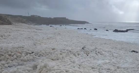 Zona do Guincho totalmente coberta de espuma causada pelo mau tempo (veja as imagens)