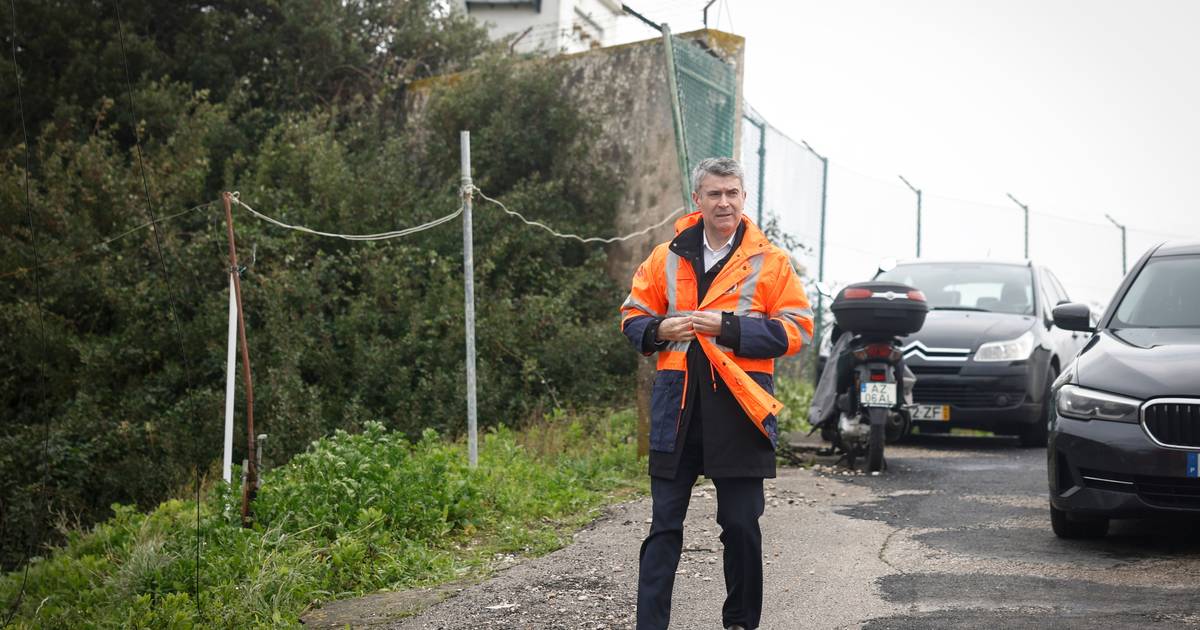 Carneiro guarda críticas à gestão do Governo para o debate quinzenal e considera "insuficientes" apoios anunciados
