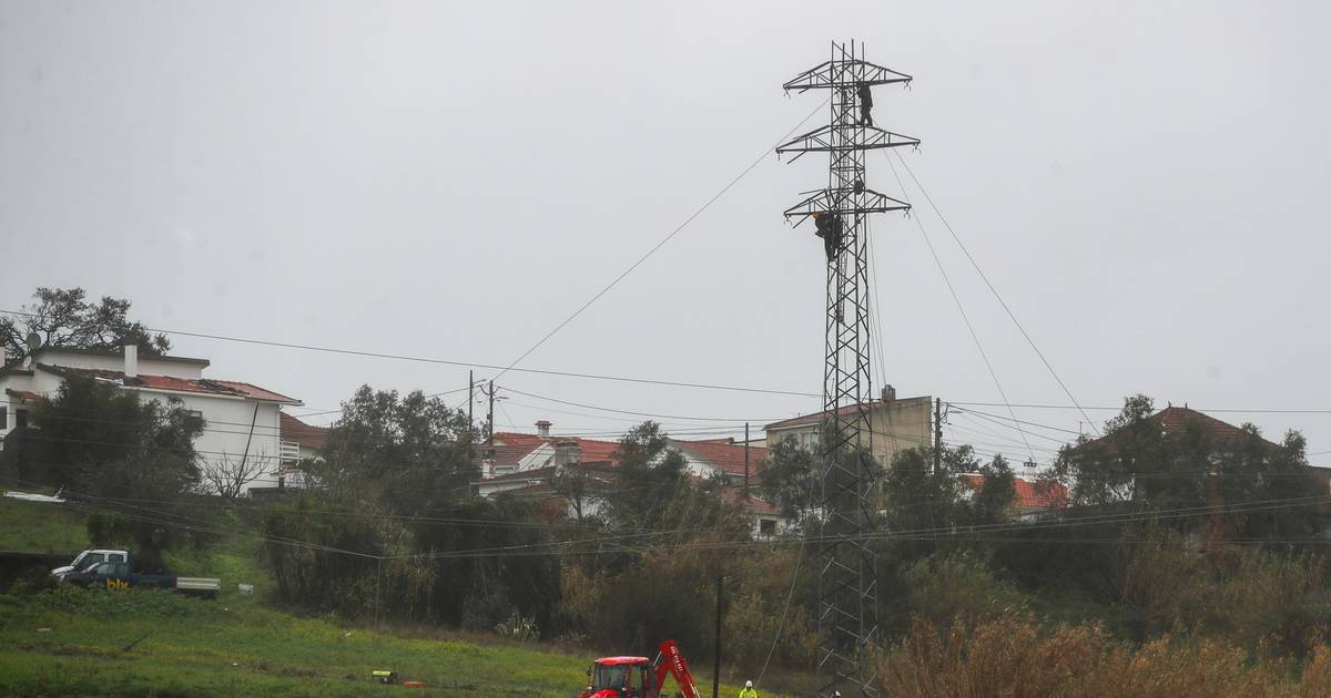 9 mil clientes da E-Redes continuam sem energia elétrica após depressão 'Kristin'