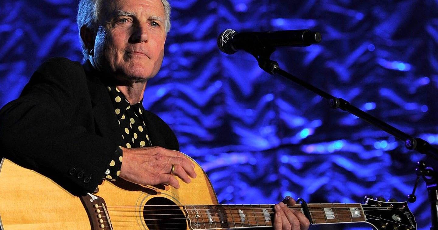 Morreu o compositor de ‘Like a Virgin’, ‘True Colors’ e ‘Eternal Flame ...