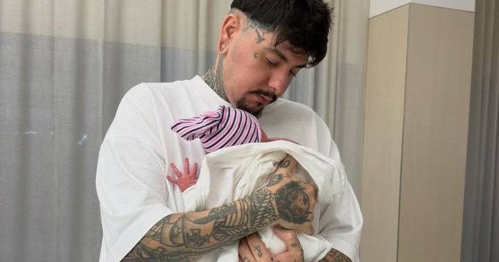 Agir e a atriz Carolina Gama foram pais pela primeira vez: veja as fotos