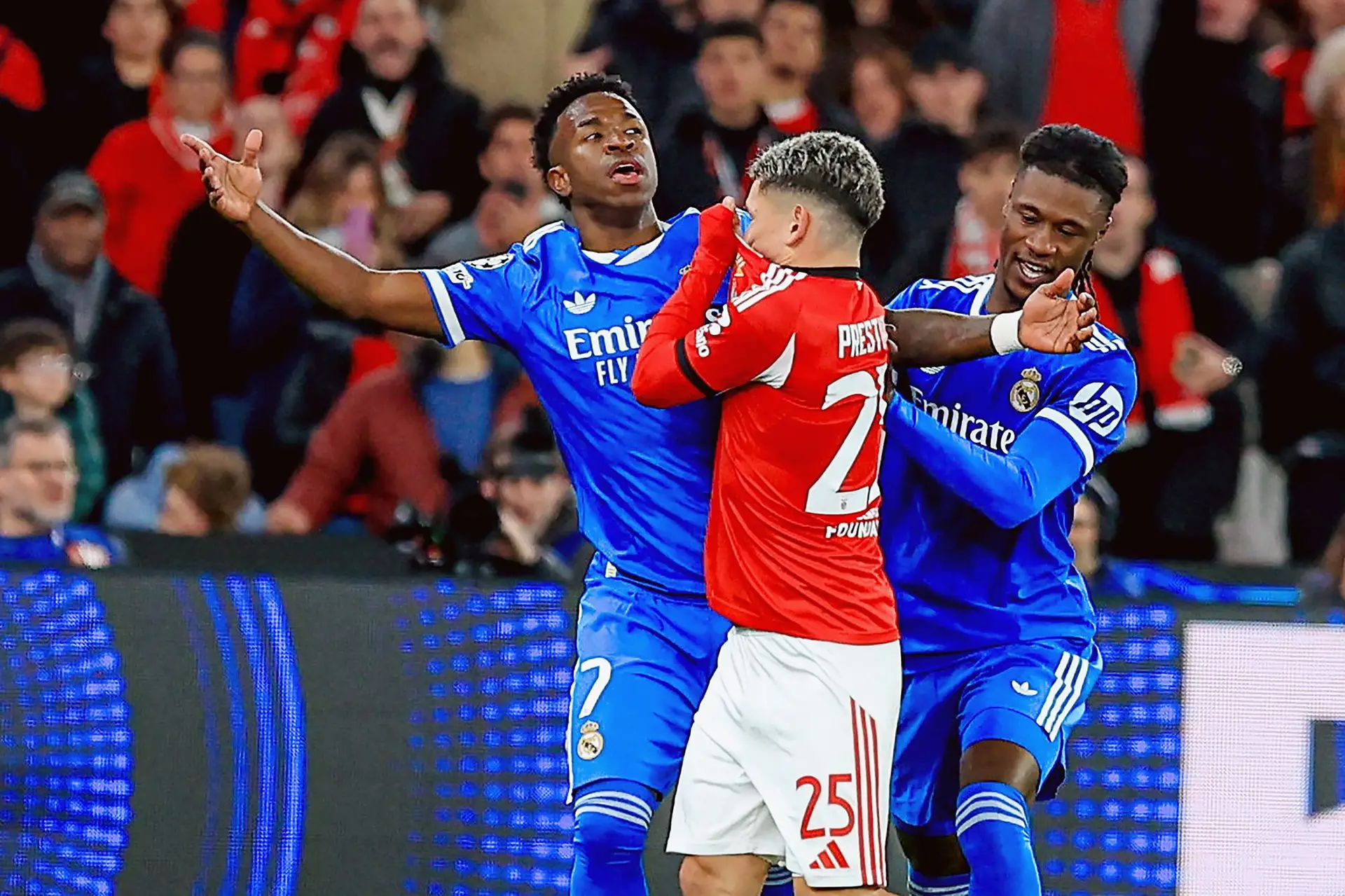 O Benfica-Real Madrid foi interrompido durante 10 minutos após Vinícius Júnior se queixar de um alegado insulto racista de Prestianni