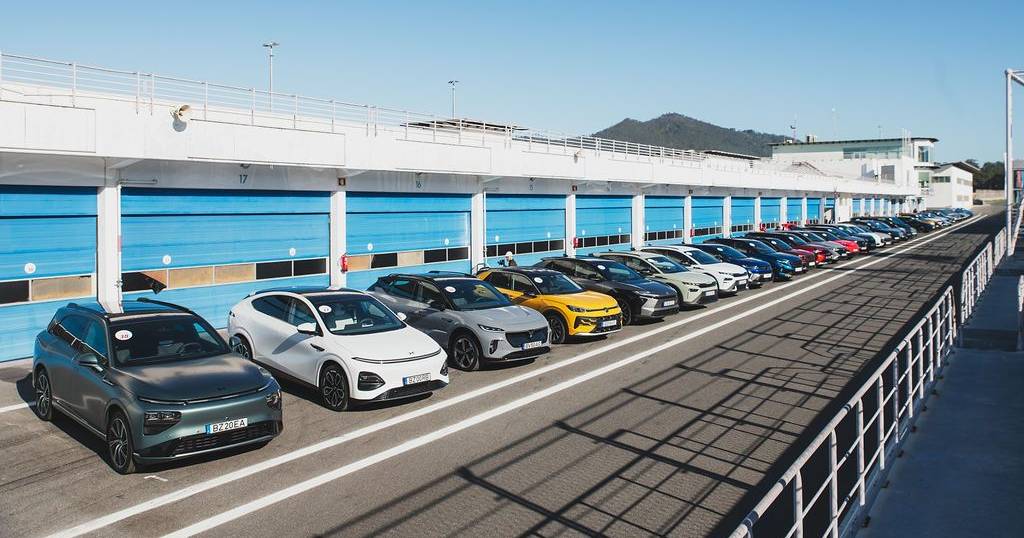 Testes com os candidatos a Carro do Ano terminam no Circuito do Estoril Testes com os candidatos a Carro do Ano terminam no Circuito do Estoril