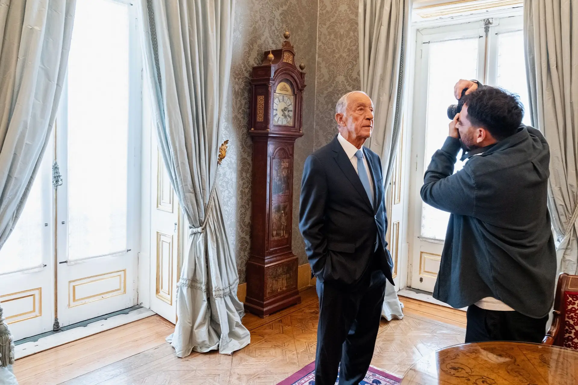 Vhils e Marcelo Rebelo de Sousa durante os preparativos do retrato, captados por Rui Ochoa, fotógrafo oficial da Presidência da República 