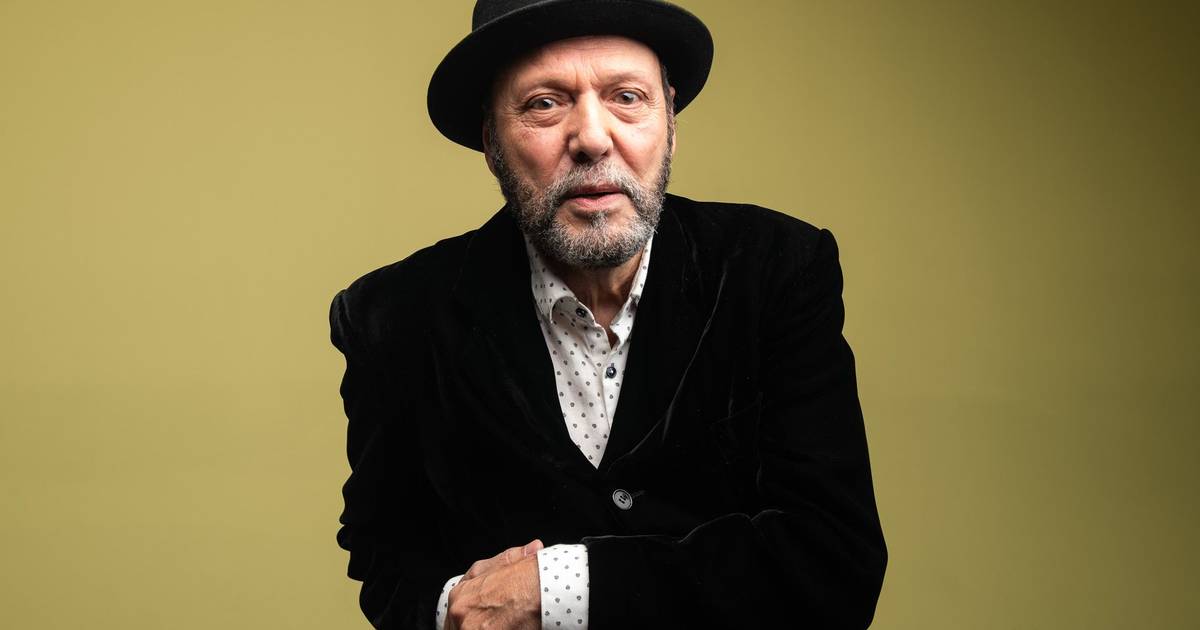 Carlos Mendes: “Sais de um país onde és condenado por ser homossexual ou preto, de repente chegas a um sítio onde há homens a beijar-se, tipos com brincos”