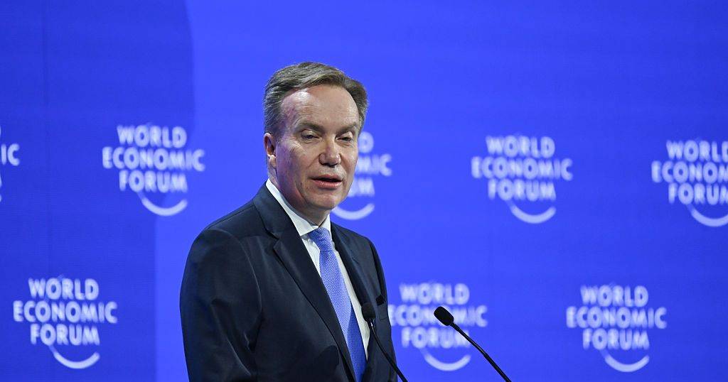 Presidente do Fórum Económico Mundial demite-se por ligações a Jeffrey Epstein