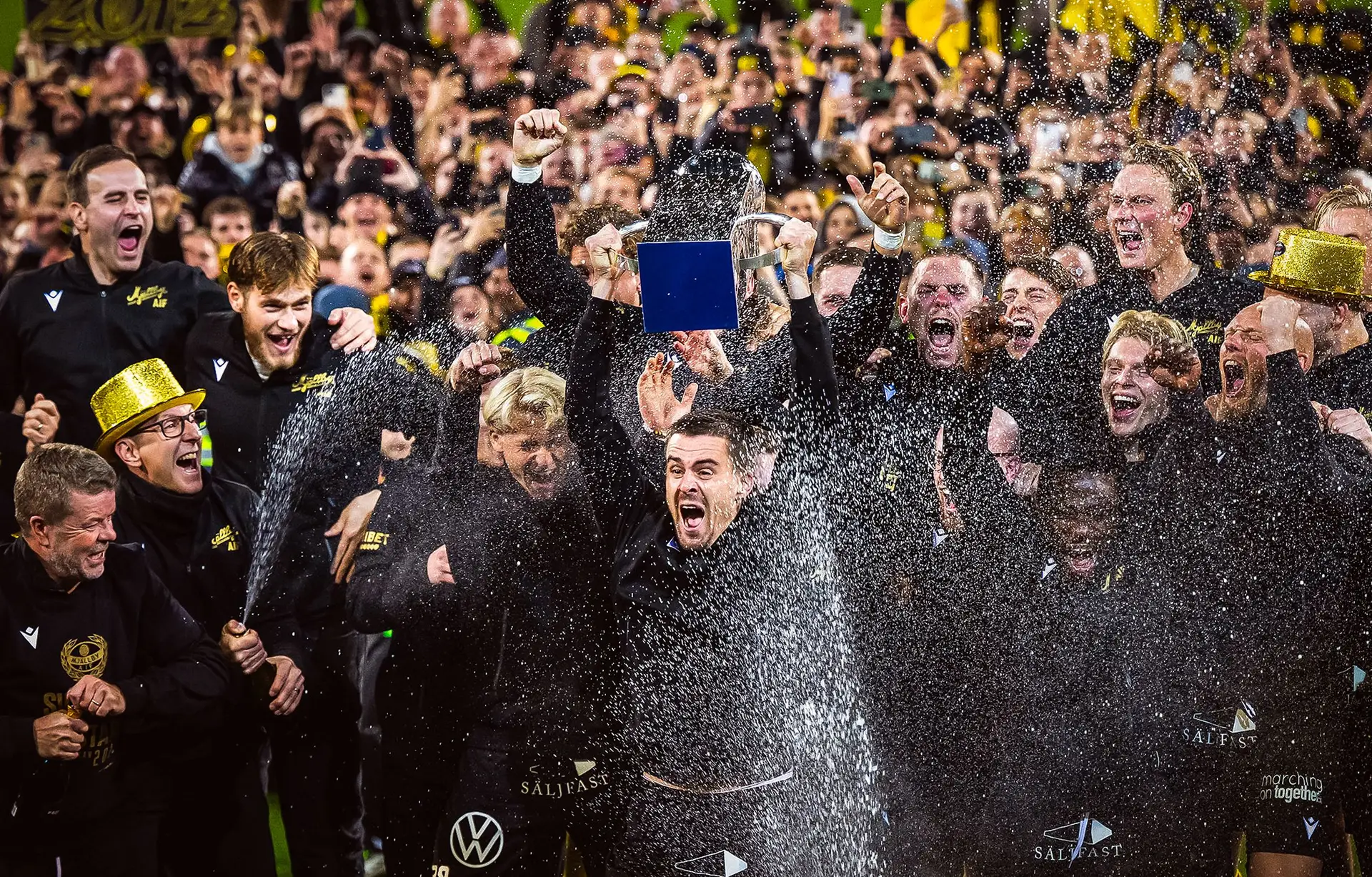 Os jogadores do Mjällby a celebrarem a inédita conquista do título de campeão sueco em outubro de 2025