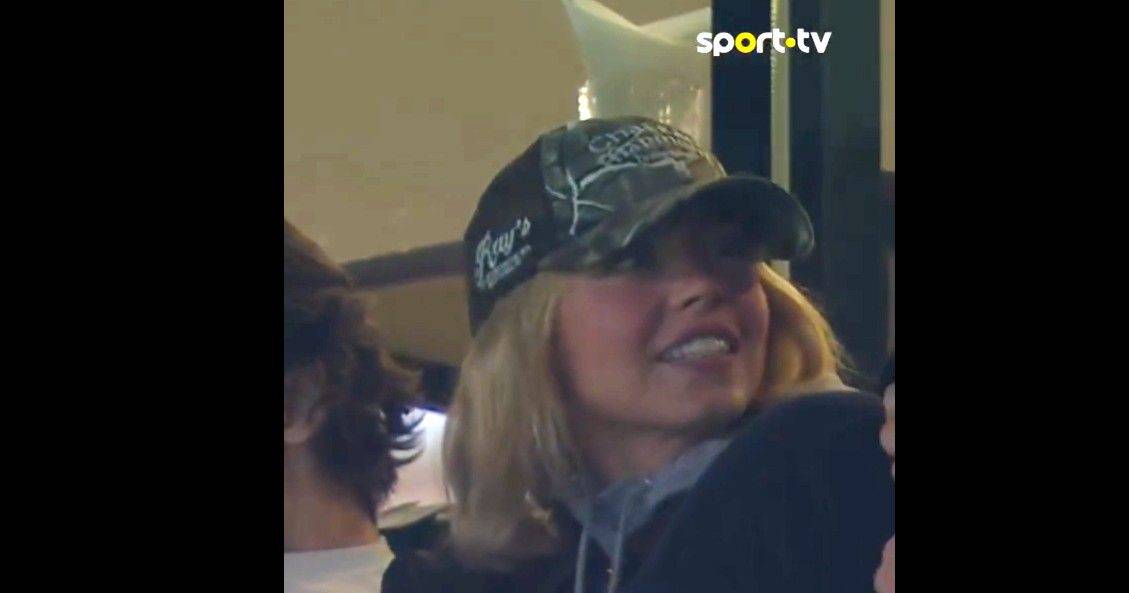 Sydney Sweeney no Estádio de Alvalade a assistir ao jogo Sporting - Estoril e a dar toques no relvado