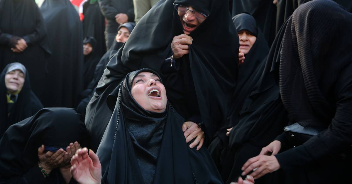 Teerão em choque: multidão ocupa a Praça Enghelab após anúncio da morte de Ali Khamenei