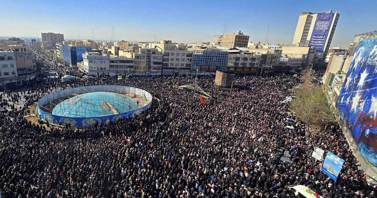 Alireza Arafi é novo líder supremo transitório; Presidente do Irão diz que país tem direito a "vingar-se"