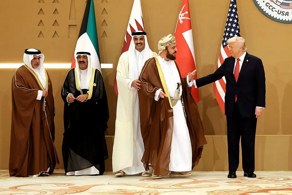 Donald Trump cumprimenta o representante de Omã, numa cimeira do Conselho de Cooperação do Golfo, a 14 de maio de 2025, em Riade