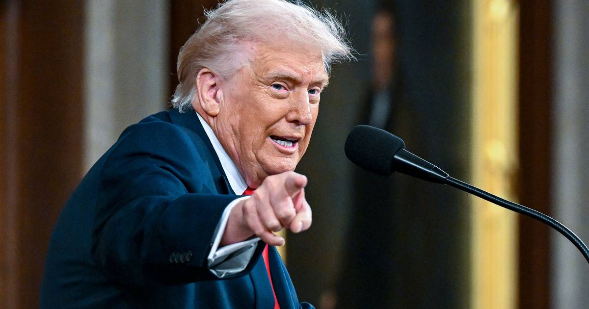 Estados Unidos estão a “dar uma tareia”, mas “a grande onda ainda nem começou”, diz Trump sobre ataques ao Irão