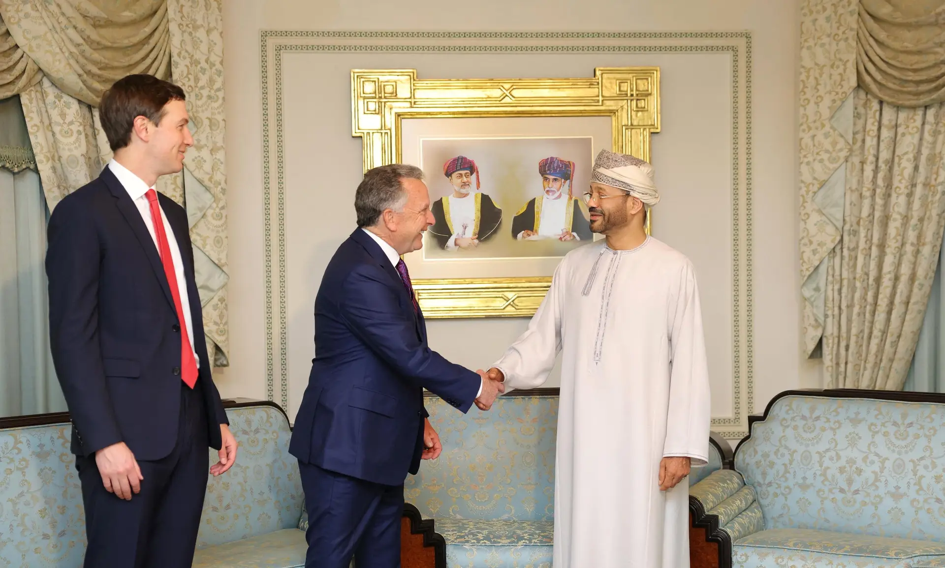 Jared Kushner e Steve Witkoff, enviados dos EUA, e Badr Albusaidi, in Muscata 6 de fevereiro, em Muscate