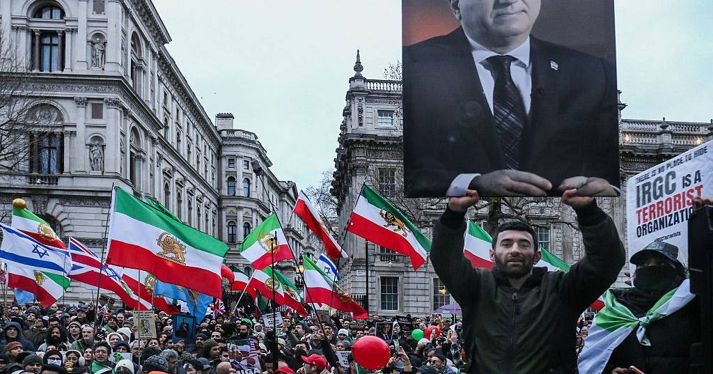 Eliminado o Líder Supremo, que caminho deve seguir o Irão? A palavra a cinco vozes da oposição