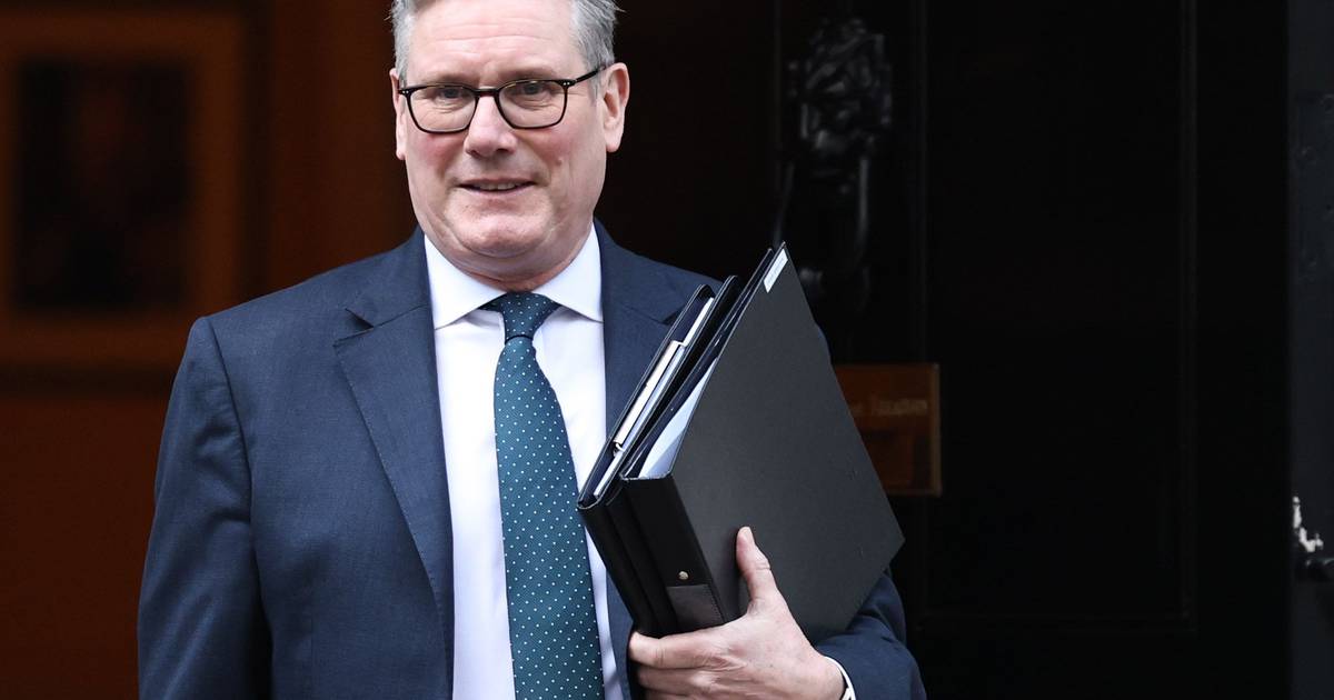 Ficheiros Epstein: documentos divulgados sobre Peter Mandelson são novo embaraço para Keir Starmer