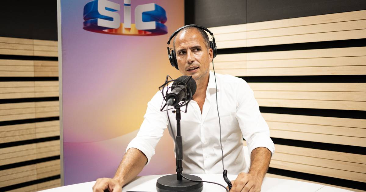 “Banana não tem caroço”: Ricardo Araújo Pereira explica a relação rítmica entre o fruto tropical sem semente e um êxito de Whitney Houston