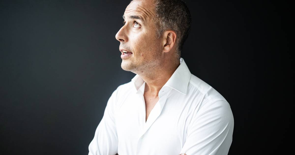 Ricardo Araújo Pereira: “Uma vez cruzei-me com um conhecido fumador de charutos e ele tresandava. Pensei ‘Isto é a figura que eu faço’ e comecei a tomar mais vezes banho”