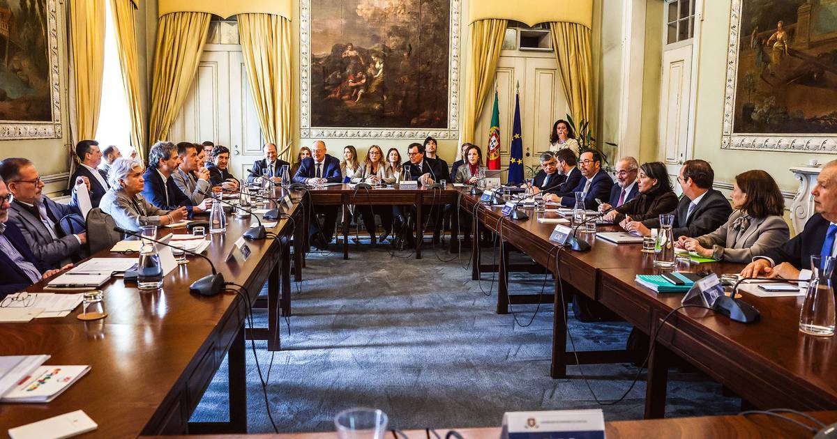 Confederações dispostas a continuar negociações da lei laboral, UGT diz que nunca saiu