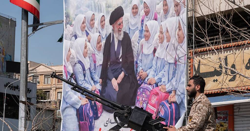 Novo líder supremo do Irão foi escolhido, mas o mistério permanece sobre o sucessor de Khamenei