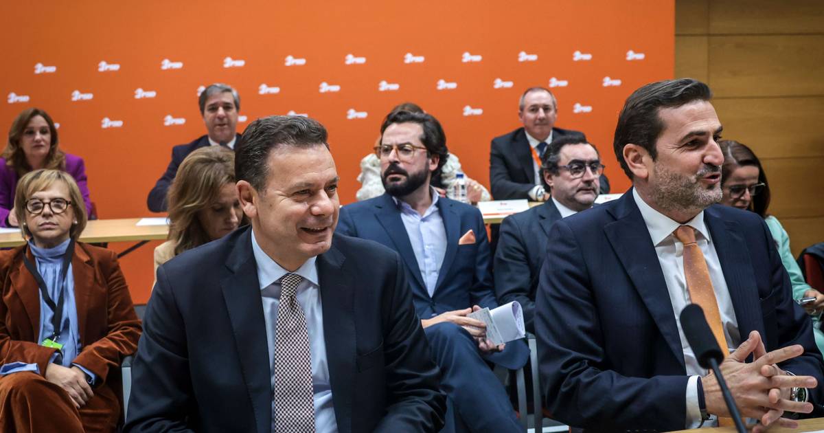 Contra-ataque ou "fuga para a frente"? Montenegro tenta calar Passos Coelho