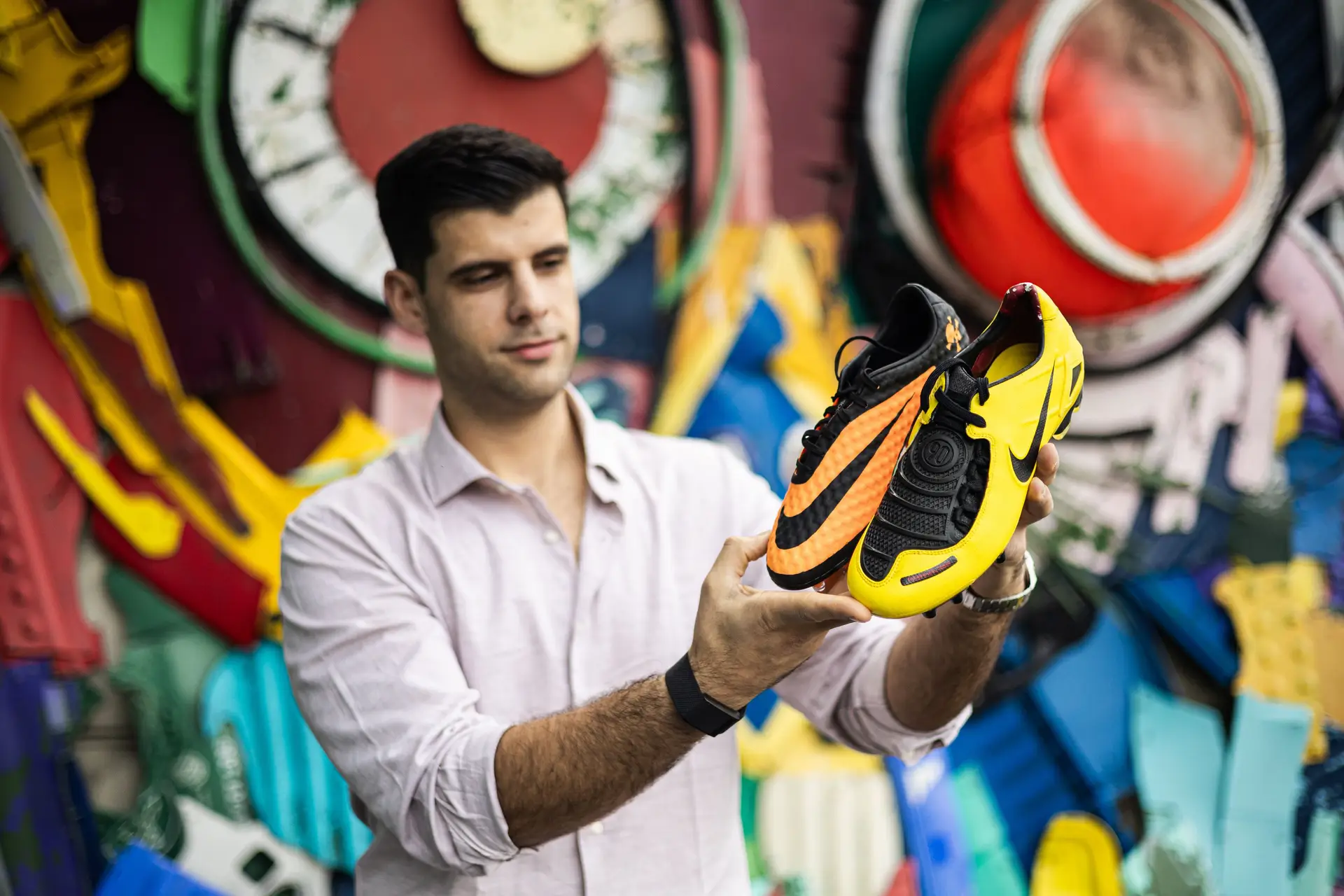 Nuno Miguel com dois modelos antigos de chuteiras, da década passada (até da anterior) que os jogadores hoje procuram