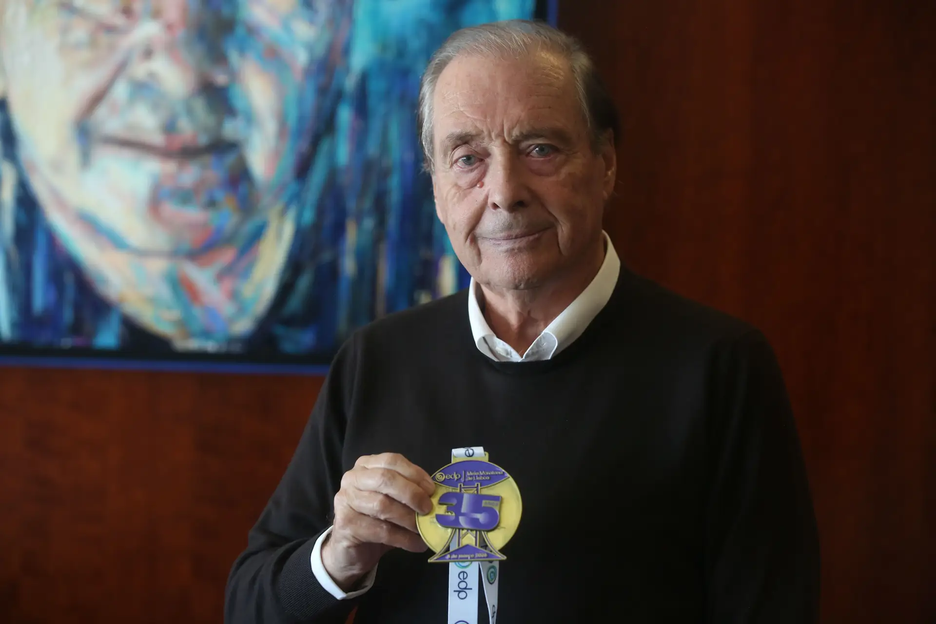Carlos Móia, presidente do Clube Maratona, com uma medalha da 35ª edição da EDP Meia-Maratona de Lisboa