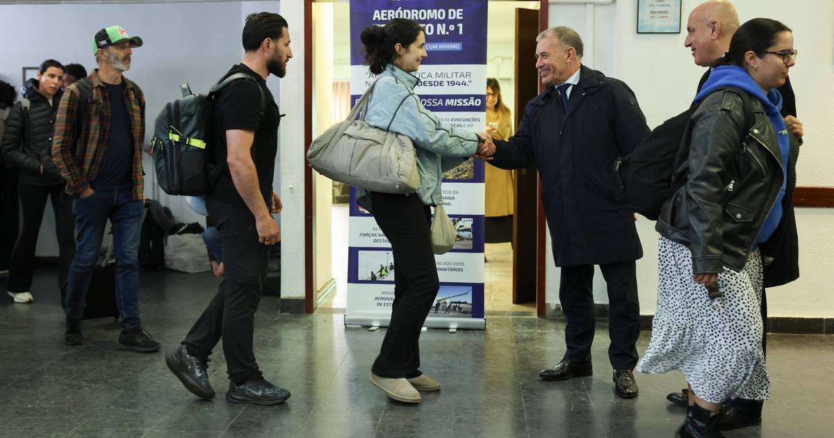 Voo de repatriamento a partir de Riade aterra em Lisboa com 61 passageiros na segunda-feira