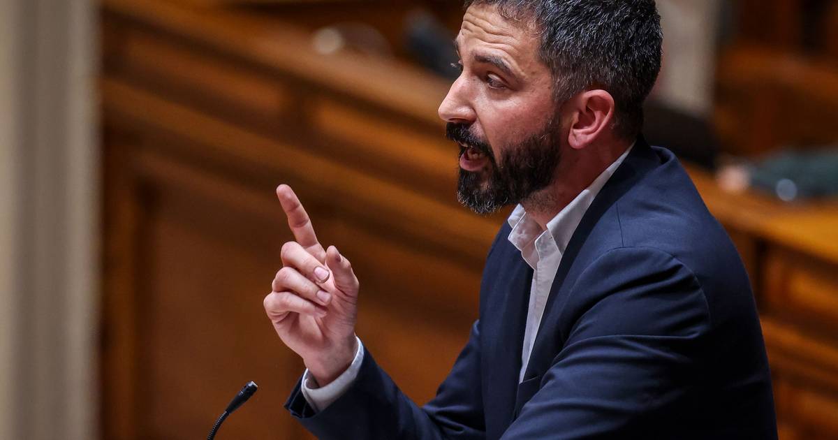 Parliament approves 'lay-off' with 100% salary paid in disaster areas; PSD, CDS and IL block immediate sending to Belém