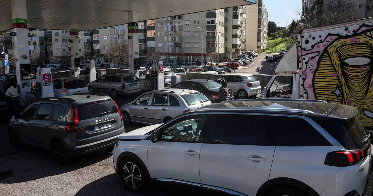 Condutores ' jogam' pela antecipação e acorrem às bombas para fazer face à subida dos preços