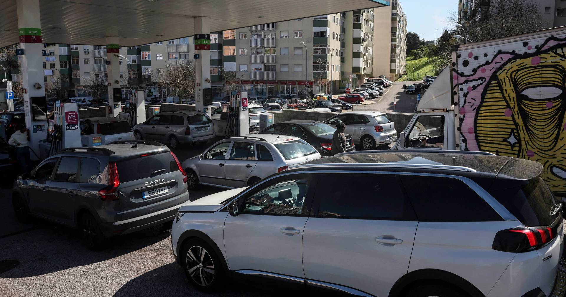 Condutores ‘ jogam’ pela antecipação e acorrem às bombas para fazer face à subida dos preços