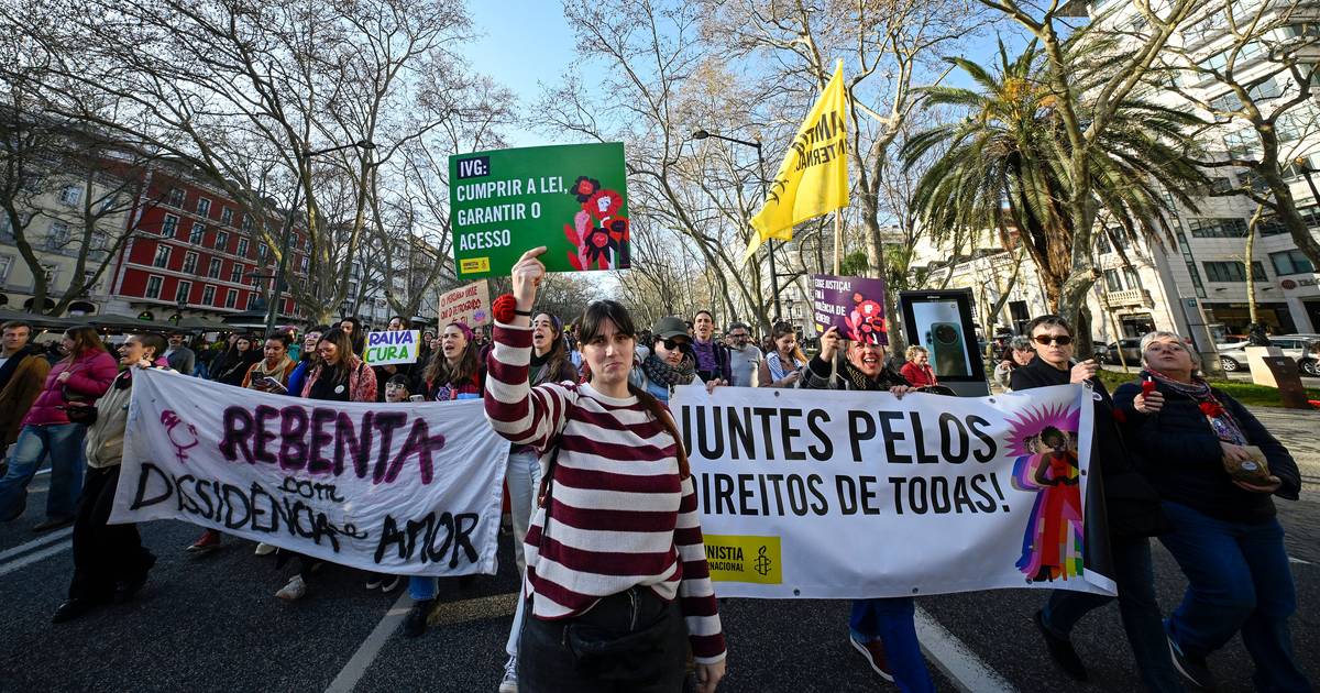 Milhares de pessoas desfilam pela Baixa lisboeta no Dia Internacional da Mulher
