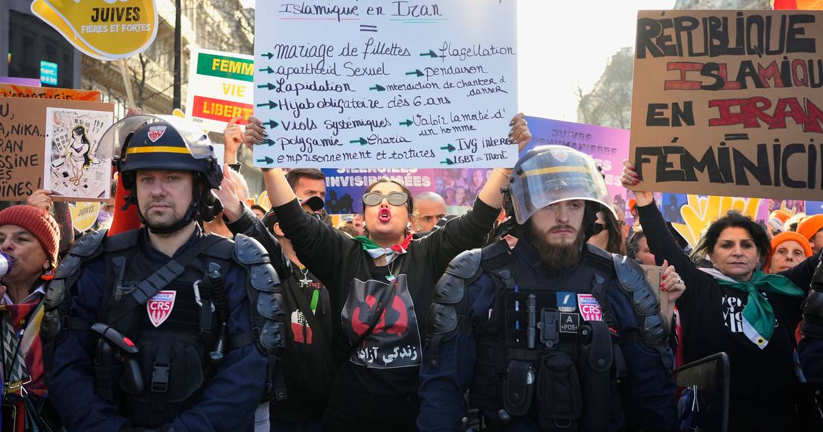 Gisèle Pelicot à frente de manifestação em Paris contra a violência sexista e a discriminação contra as mulheres