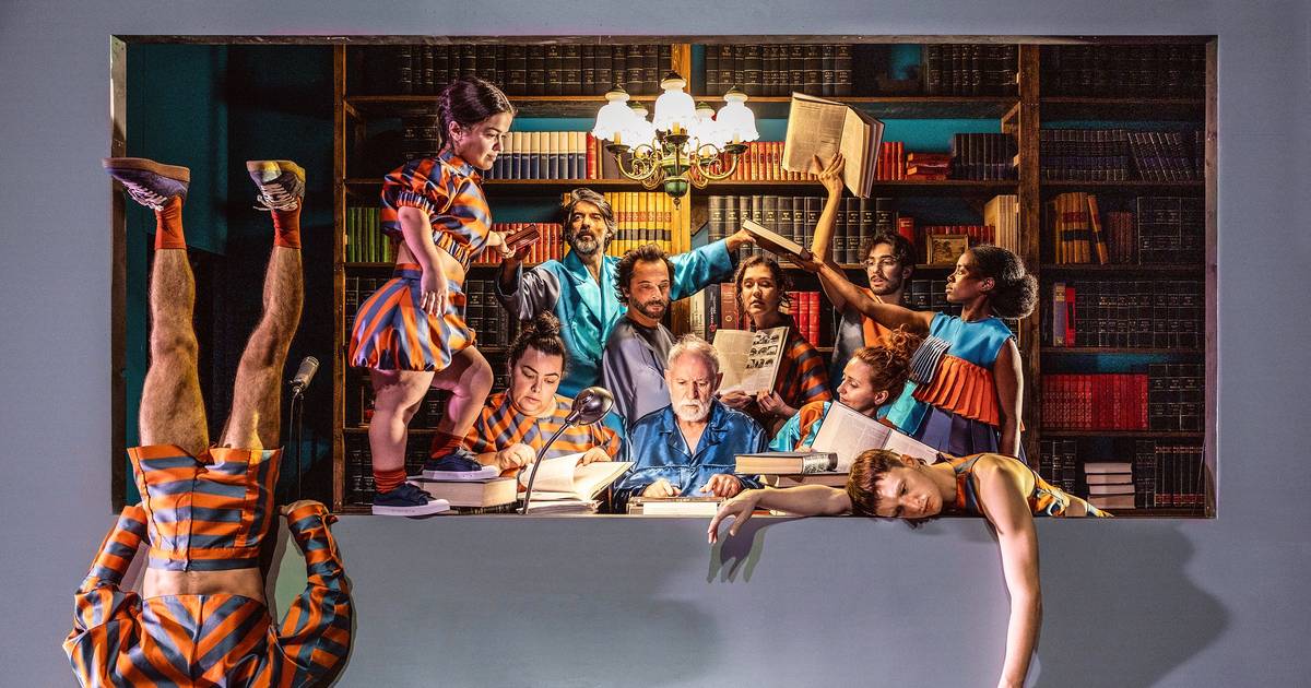 Teatro, música, parábola? Tudo isso mas de pernas para o ar: Manuel António Pina no Teatro São João com muito humor e música de A Garota Não