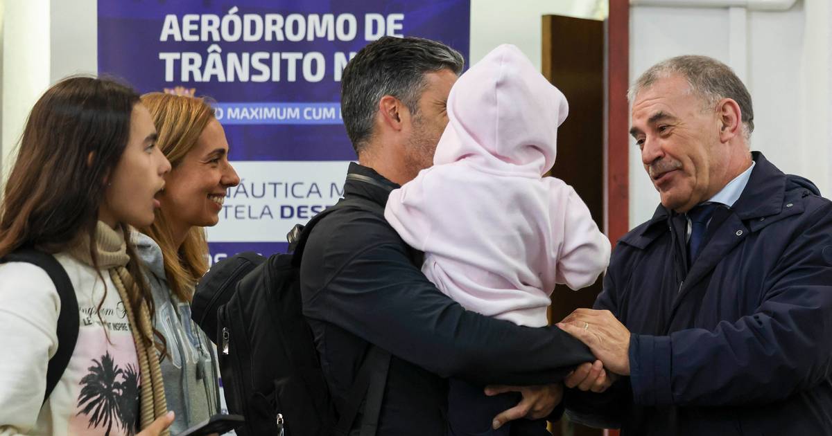 Repatriamento do Governo trouxe 61 pessoas desde o Médio Oriente após trajeto complexo via Arábia Saudita e Creta