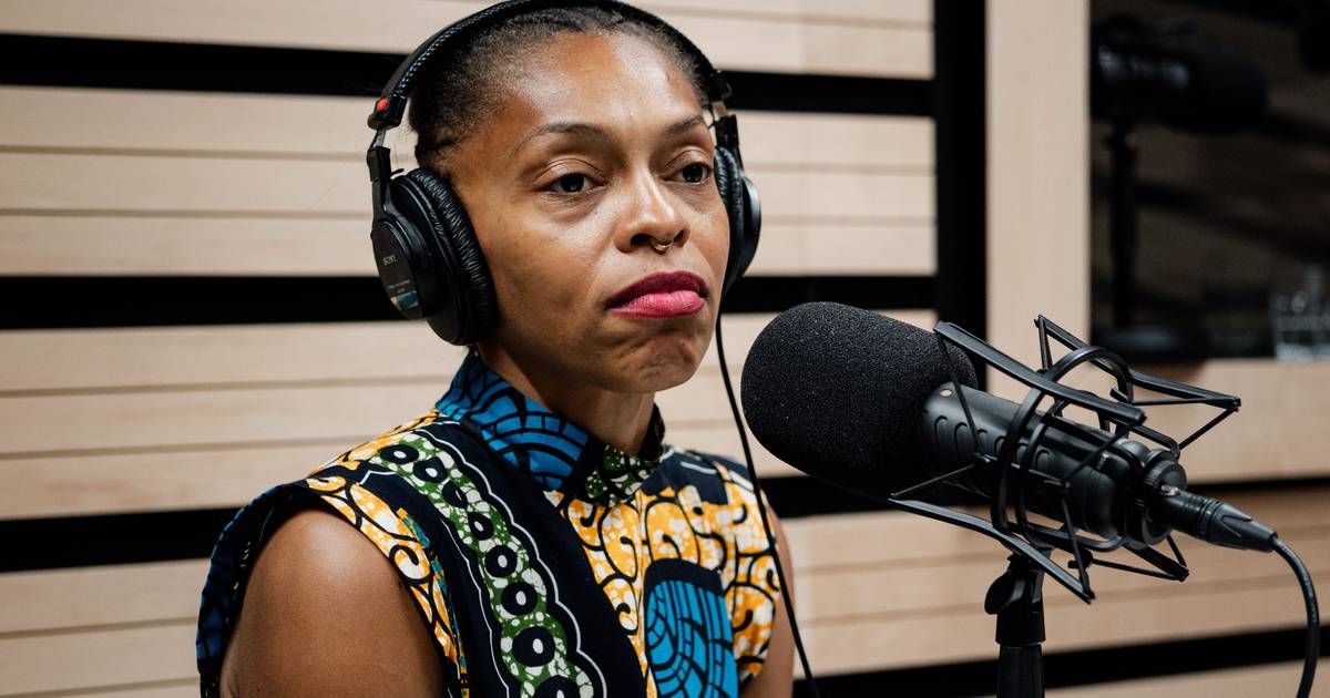 “Quando éramos discriminadas, a minha avó dizia: ‘a vossa cor é linda, eles têm inveja, eles vão à praia é para ficarem iguais a quem?’”