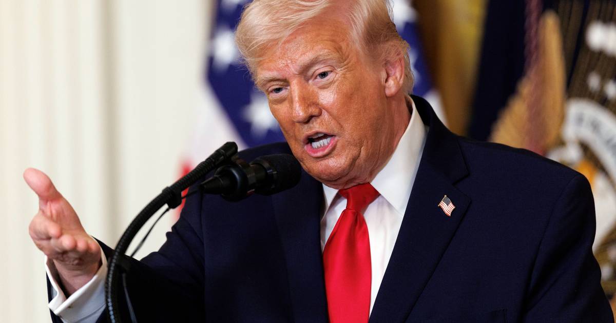 EUA autorizam temporariamente venda de petróleo russo armazenado em navios para conter subida dos preços