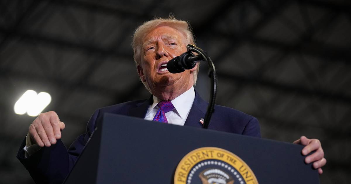 Petróleo volta a passar 100 dólares por barril, Trump diz que EUA precisam de "terminar o trabalho"