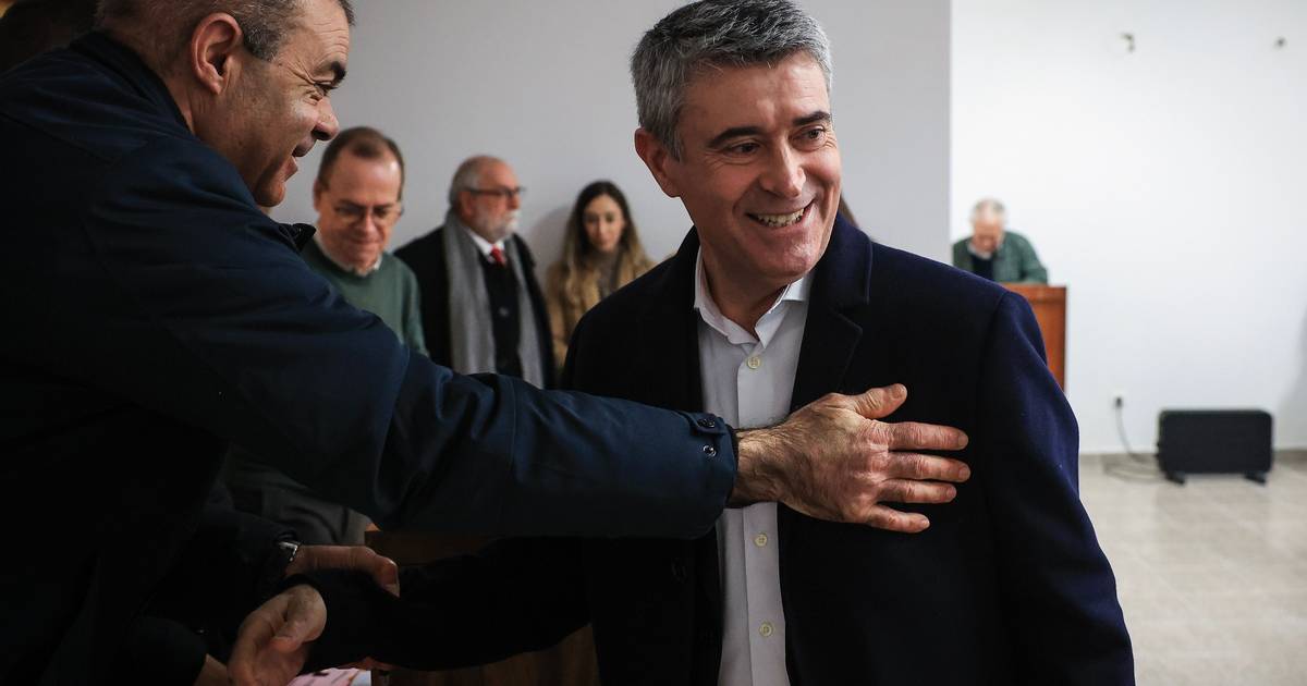 José Luís Carneiro ganha PS com 96,9% e anuncia jovens que não trabalham nem estudam como prioridade