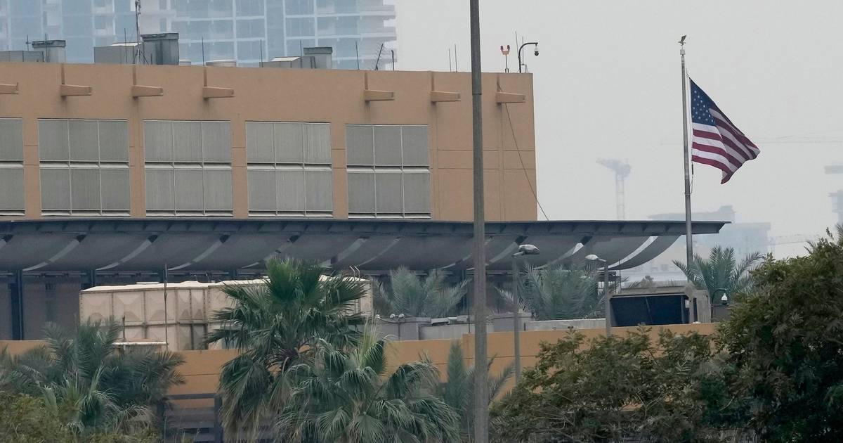 EUA pedem a americanos para abandonar imediatamente o Iraque, após embaixada em Bagdade ter sido atingida por um míssil