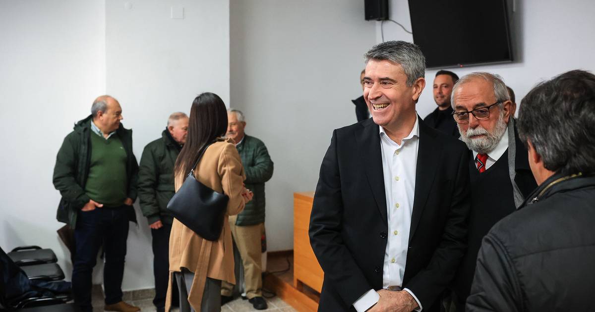 Em dia de eleição no PS, Carneiro critica Montenegro: tem de estar preparado para o “absoluto escrutínio da sua vida pessoal e familiar”