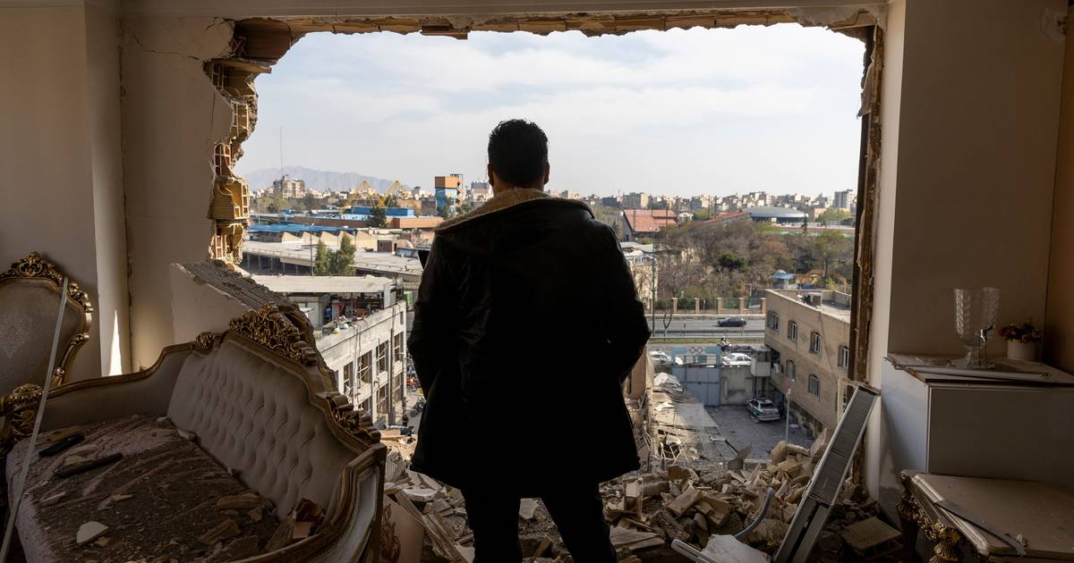 “Estou bem, debaixo das bombas, mas vou ficar em Teerão”