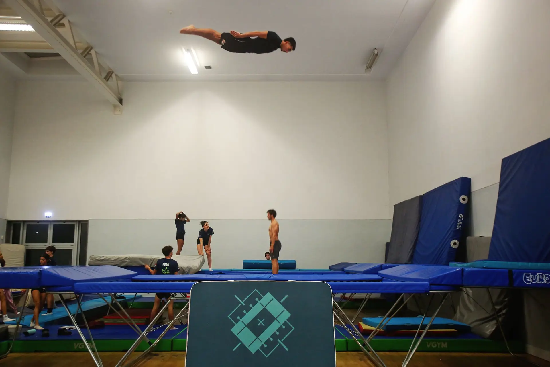 A casa de Albuquerque. Gabriel vive em Loulé, para onde foi com 11 anos, acompanhando João Pedro Monteiro, o seu treinador. Atleta da Associação de Pais e Amigos da Ginástica de Loulé, treina num espaço que junta crianças, adolescentes e jovens adultos. O ambiente, familiar e acolhedor, agrada a Albuquerque, que não pensa trocar Loulé por um qualquer centro de treinos somente virado para a alta competição