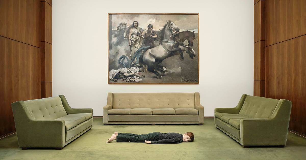 Crianças de olhar perdido em edifícios do Estado Novo: o mundo dramático de Jaime Welsh revela-se no Chiado