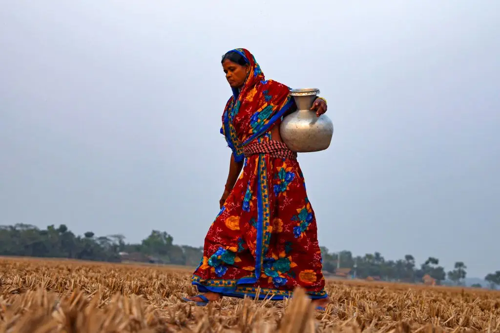 Esta mulher dirige-se para um lago da cidade Khulna, nas proximidades do delta do rio Ganges, para recolher água, no Bangladexe
