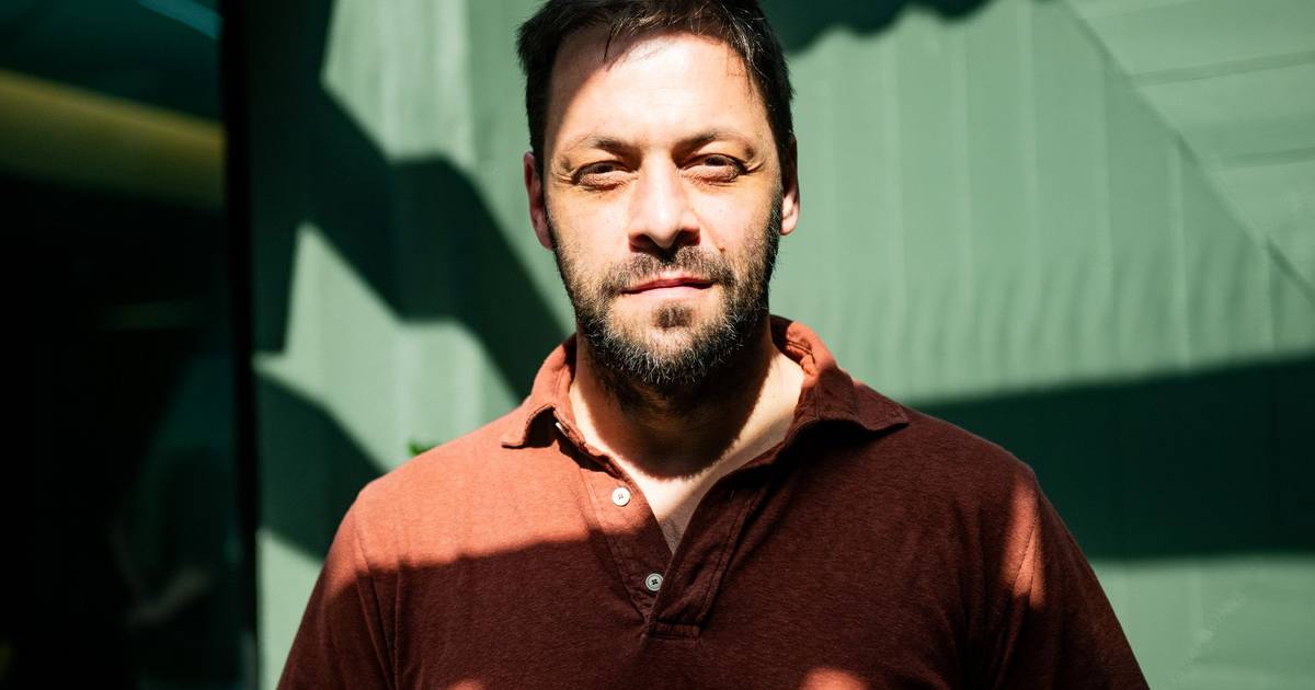 “O cigarro na mão tremia. Ali tive de fazer algo que espero nunca mais voltar a fazer: representar. Mas ajudou-me a pisar o palco”