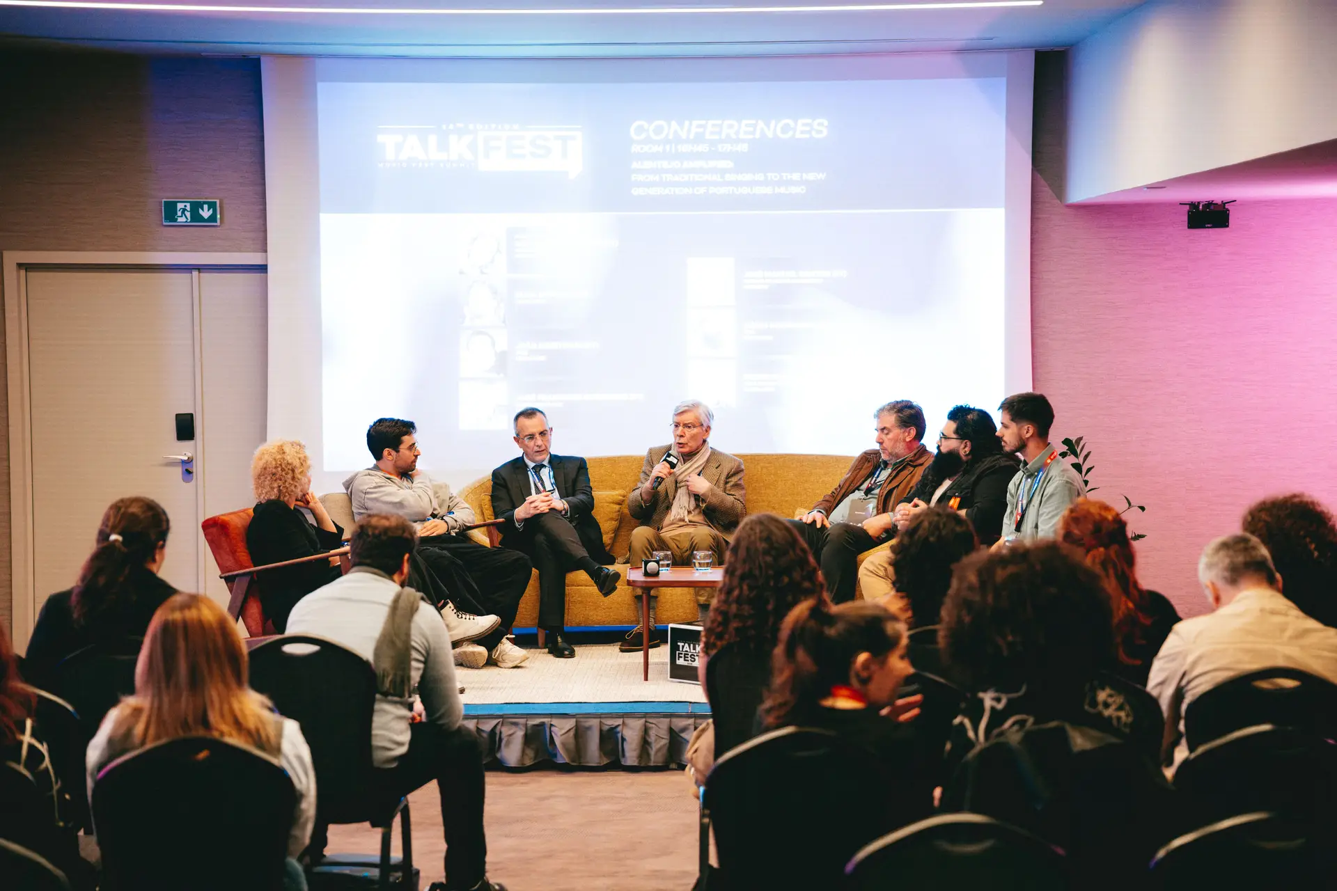 O painel da conferência "Alentejo Amplificado", do Talkfest. Da esquerda para a direita: Ana Ventura (moderadora), Buba Espinho, José Manuel Santos, José Francisco Guerreiro, Pedro Mestre, Mário Monginho e João Direitinho (ambos dos ÁTOA)