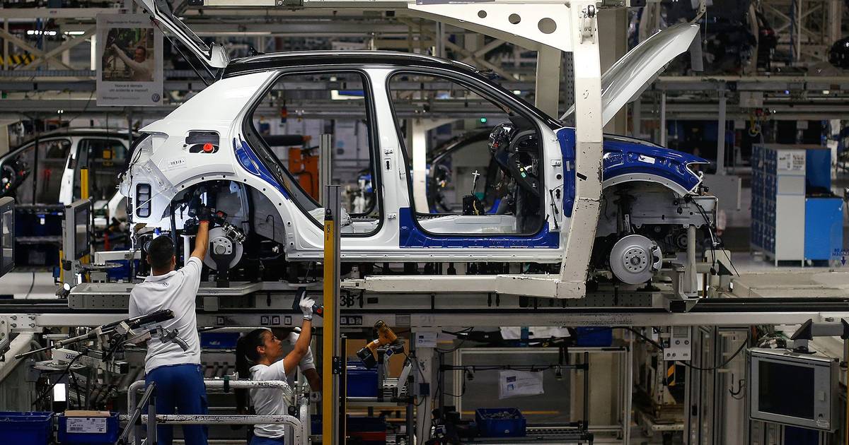 Indústria automóvel tem um pé no travão e outro no acelerador