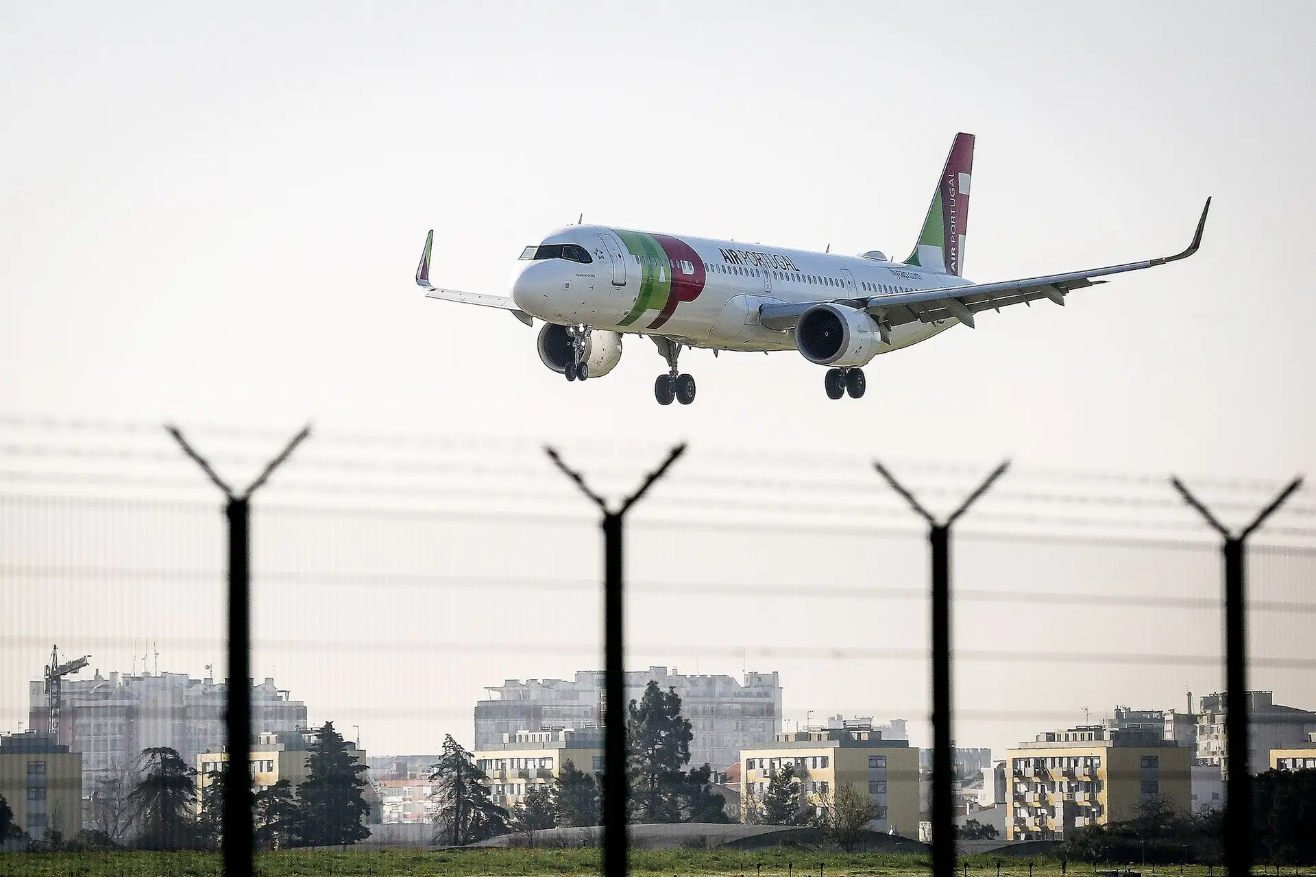 Disparo do preço do jet fuel e eventual retirada da IAG podem afetar encaixe da privatização e vão penalizar as contas da TAP